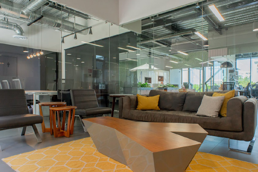 Sala de juntas equipada con pantalla grande y sillas cómodas.