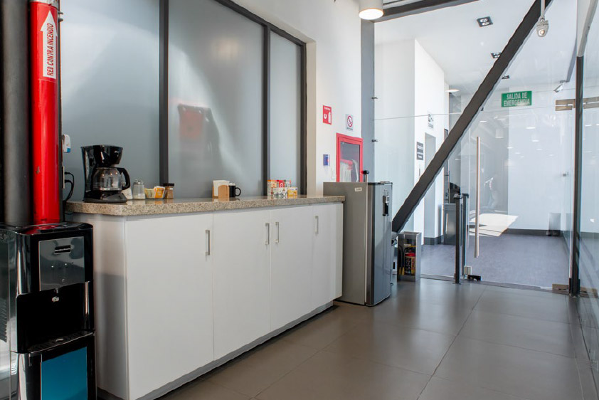 Terraza al aire libre con mobiliario para reuniones informales.