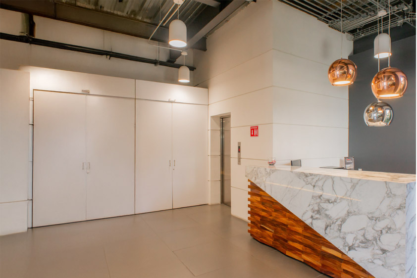 Espacio de coworking abierto y colaborativo.