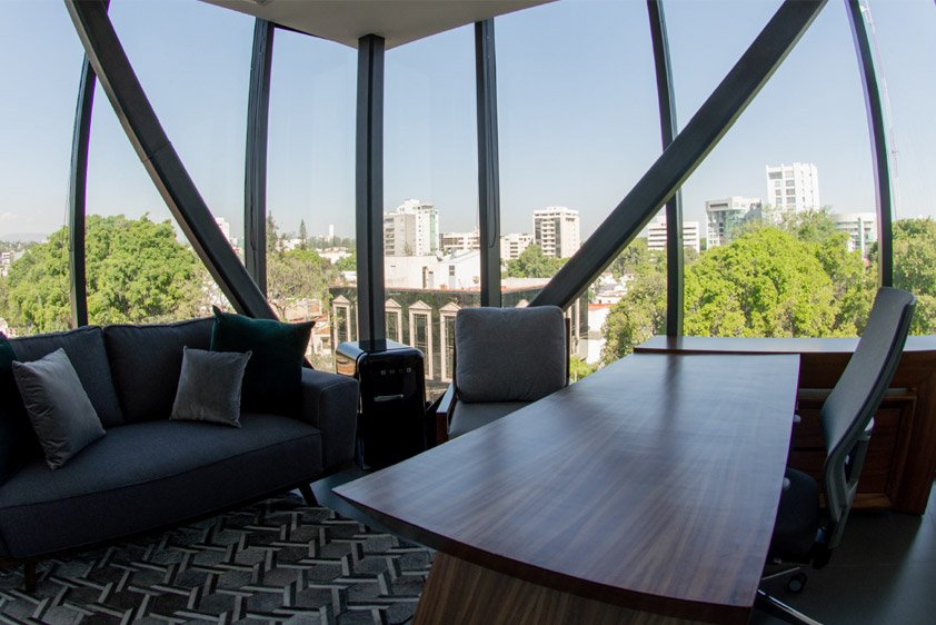 Oficina privada amueblada con vista a la ciudad.