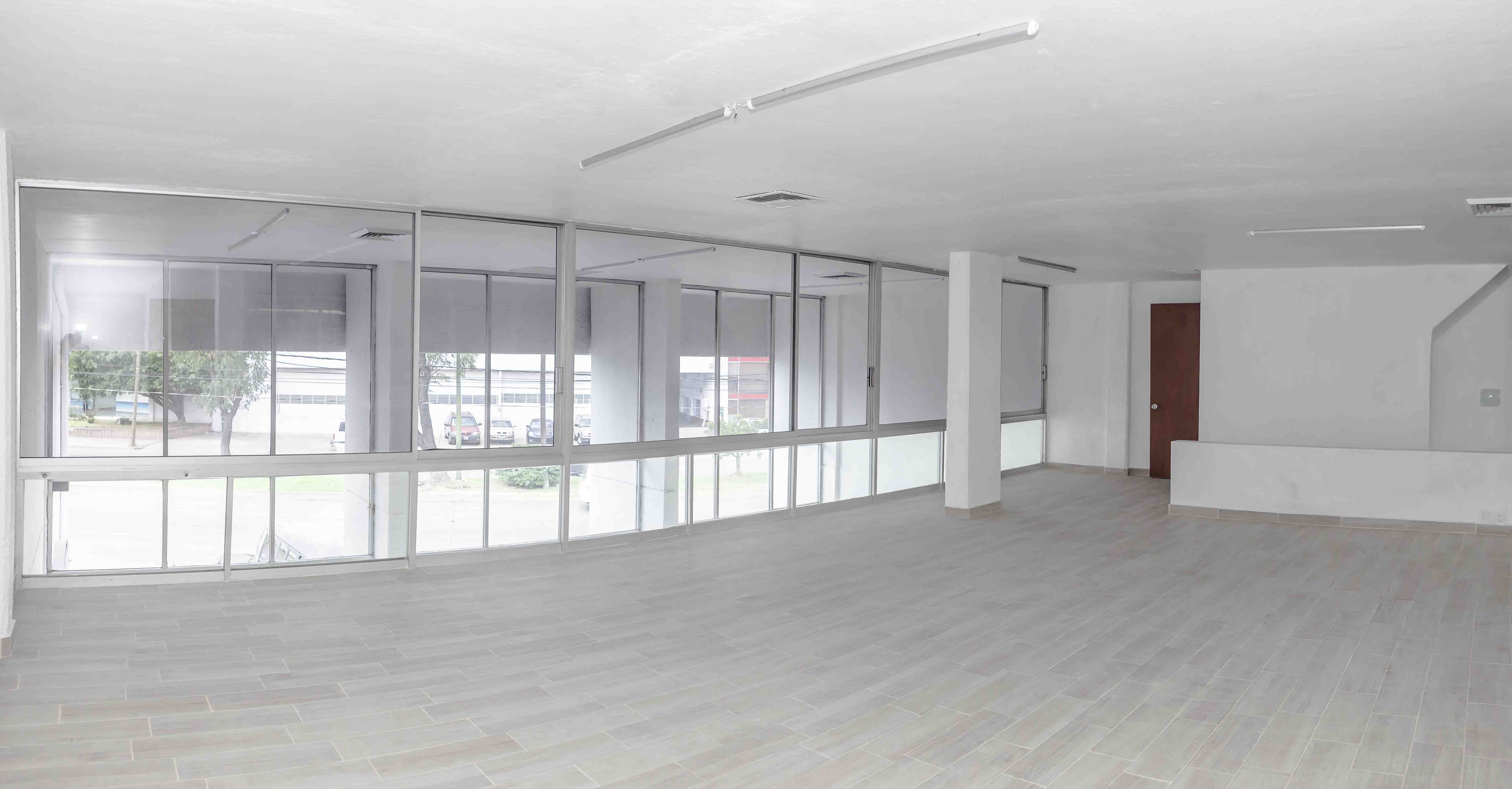 Acceso vehicular al parque industrial.