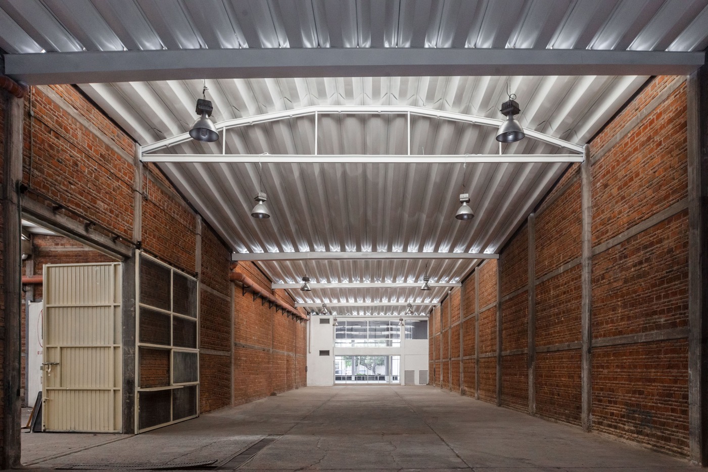 Estacionamiento y áreas de acceso.