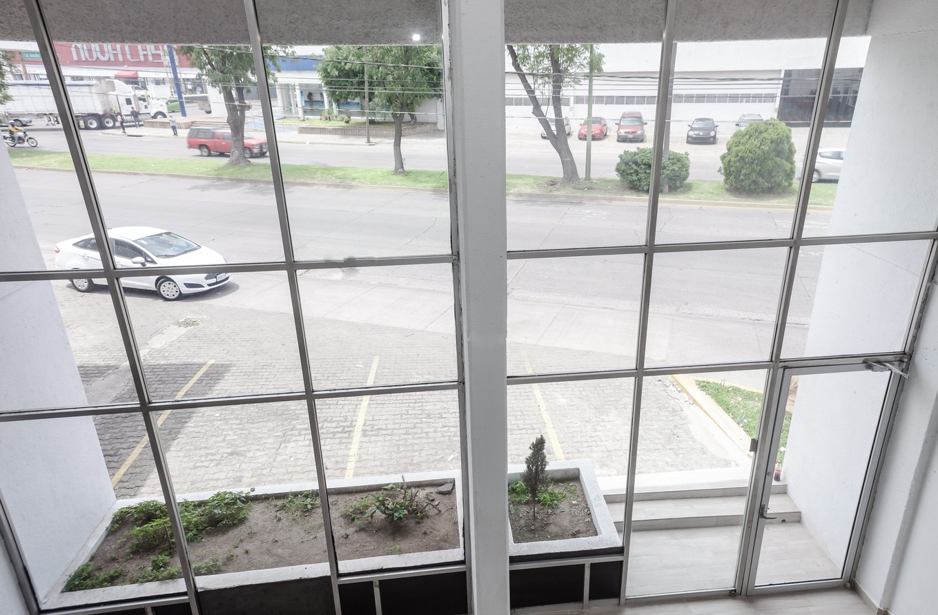 Fachada de una de las bodegas del parque.