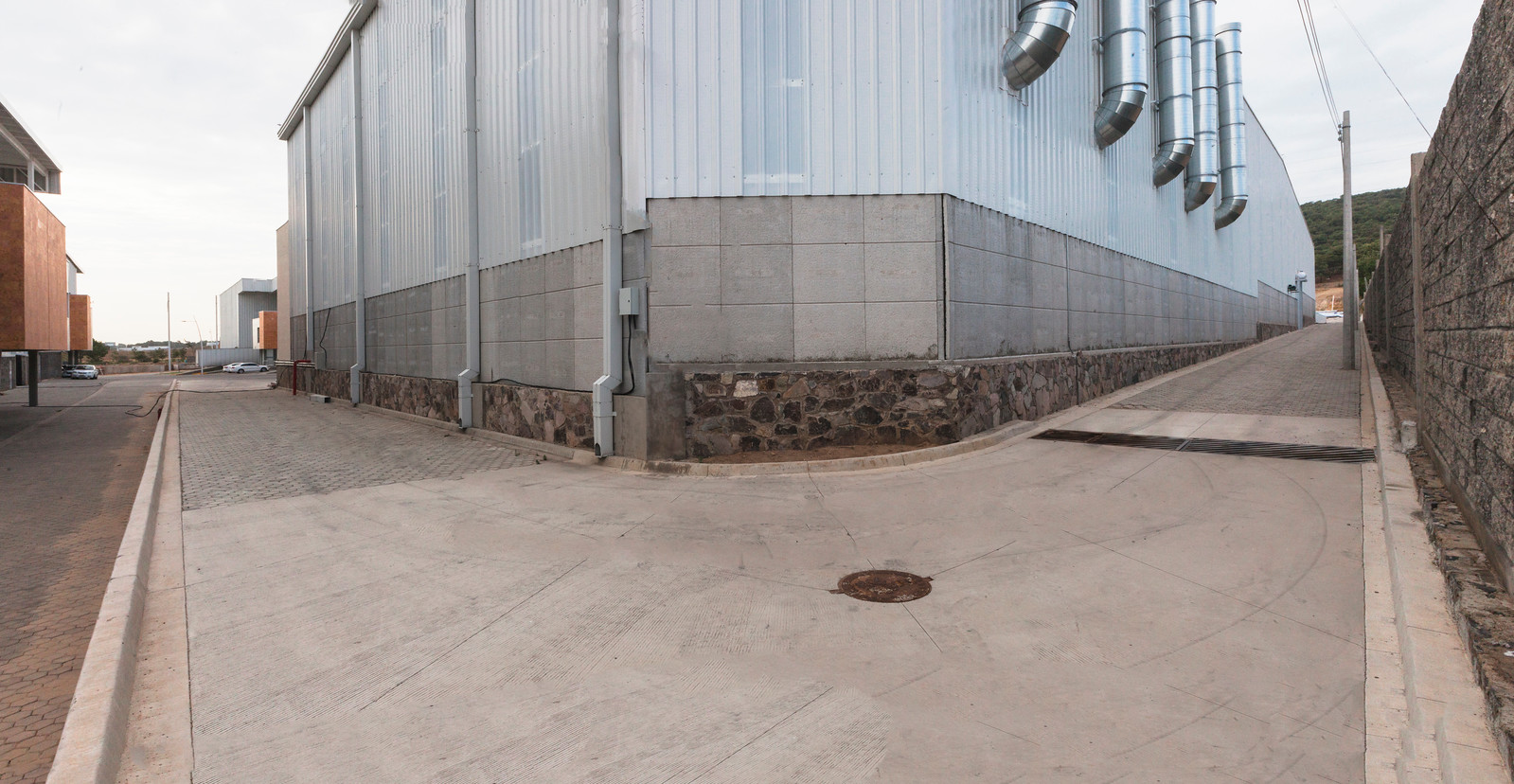 Vista exterior de naves industriales en Parque Nogales.