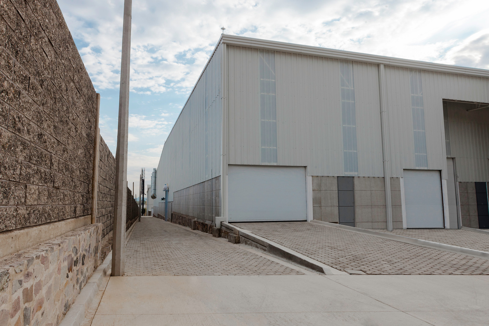 Andenes de carga y descarga del parque industrial.