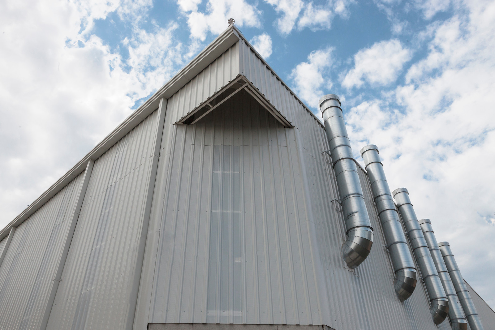 Interior espacioso y bien iluminado de una nave industrial.