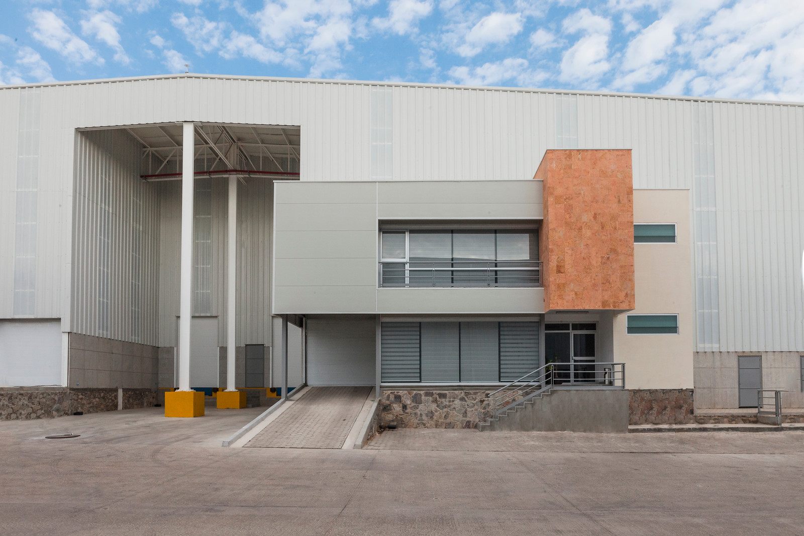 Vista panorámica de varias naves en el complejo.