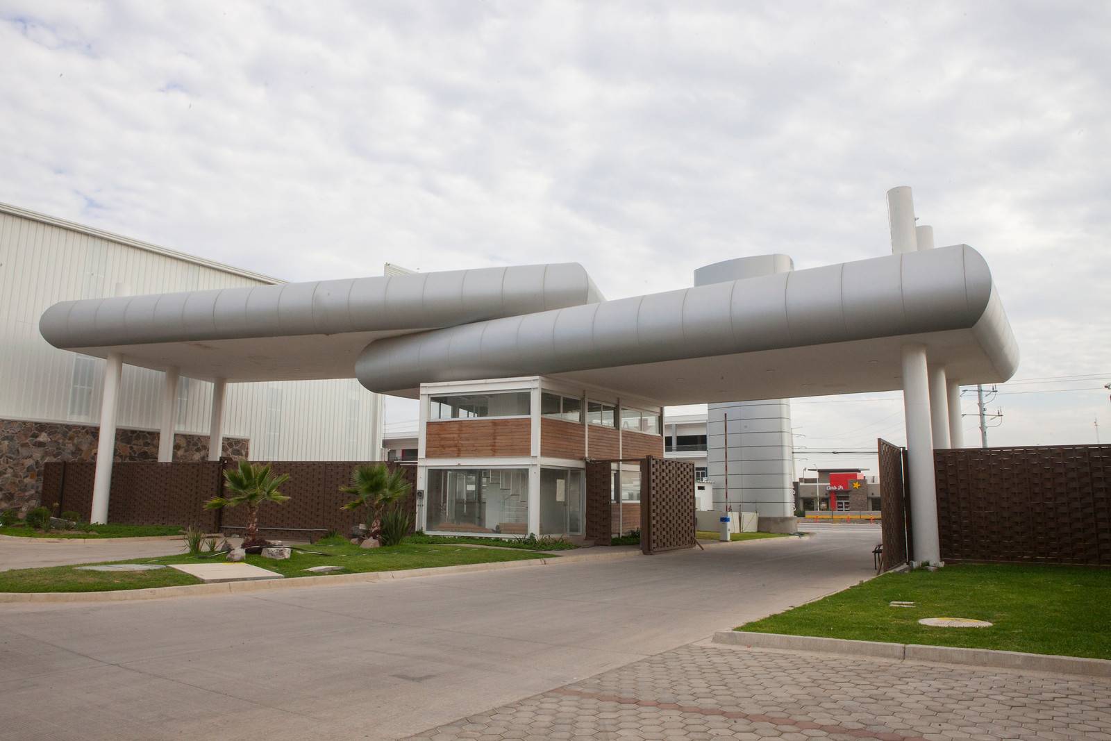 Acceso y estacionamiento del Parque Industrial Nogales.